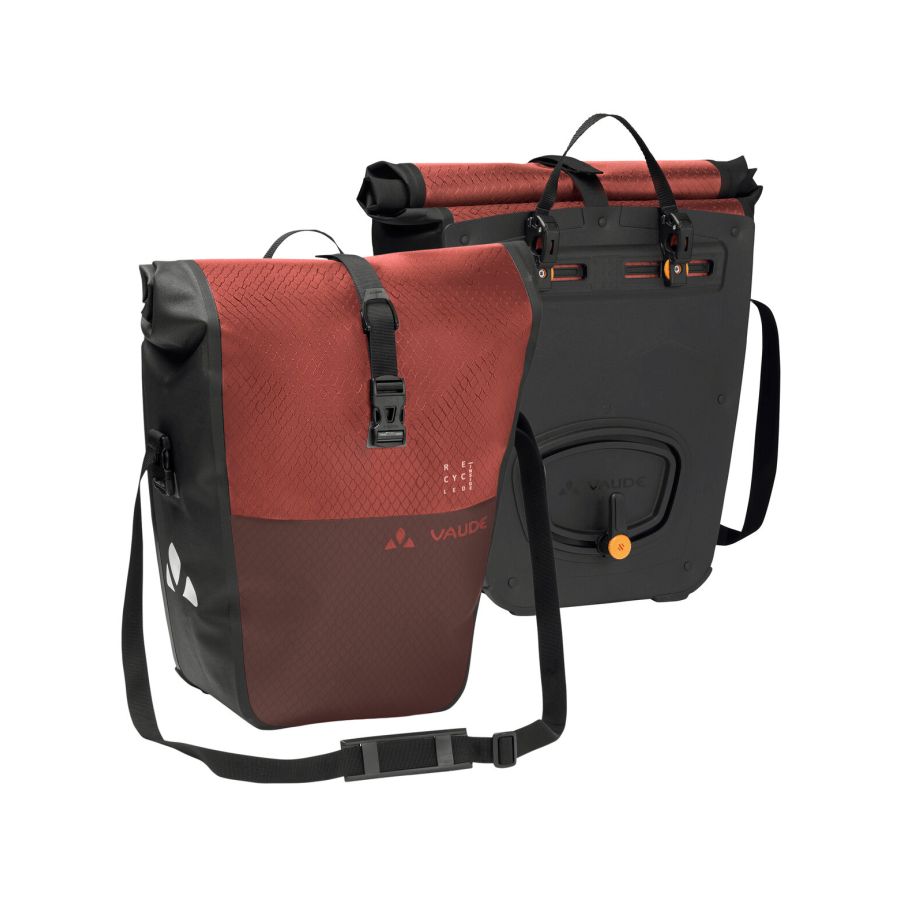 Aqua Back Color sacoches vélo Paire de Sacoches de porte-bagage Vaude Aqua Back Plus rouge, rouge foncé et noir. Cette sacoche étanche pour roue arrière, en bâche résistante sans PVC, est climatiquement neutre et fabriquée sur le site allemand de VAUDE au bord du lac de Constance. rouge, rouge foncé et noir