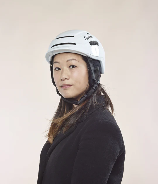 Casque - Vélotaffeur casque Elvish blanc porté par un mannequin insert LED arrière offre une visibilité maximale pour les autres usagers. Pratique et rapide, fermeture et ouverture instantanément de la boucle d'attache grâce à son système aimanté. vue de face blanc porté par un mannequin