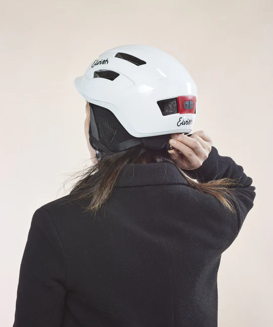 Casque - Vélotaffeur casque Elvish blanc porté par un mannequin insert LED arrière offre une visibilité maximale pour les autres usagers. Pratique et rapide, fermeture et ouverture instantanément de la boucle d'attache grâce à son système aimanté. vue de dos blanc porté par un mannequin