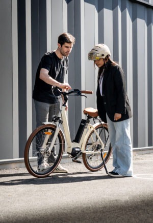 Responsable magasin Lyon et chargée de marketing et communication essaye de vélo vélos électriques