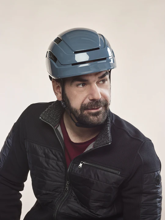 Casque - Vélotaffeur casque Elvish bleu porté par un mannequin insert LED arrière offre une visibilité maximale pour les autres usagers. Pratique et rapide, fermeture et ouverture instantanément de la boucle d'attache grâce à son système aimanté. vue de face bleu porté par un mannequin