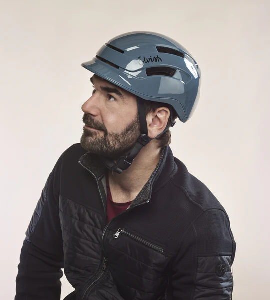 Casque - Vélotaffeur casque Elvish bleu porté par un mannequin insert LED arrière offre une visibilité maximale pour les autres usagers. Pratique et rapide, fermeture et ouverture instantanément de la boucle d'attache grâce à son système aimanté. vue de face côté bleu porté par un mannequin