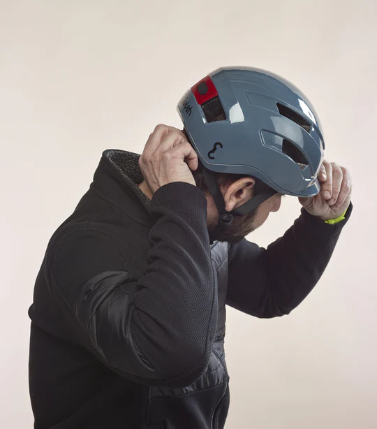 Casque - Vélotaffeur casque Elvish bleu porté par un mannequin insert LED arrière offre une visibilité maximale pour les autres usagers. Pratique et rapide, fermeture et ouverture instantanément de la boucle d'attache grâce à son système aimanté. vue de dos bleu porté par un mannequin