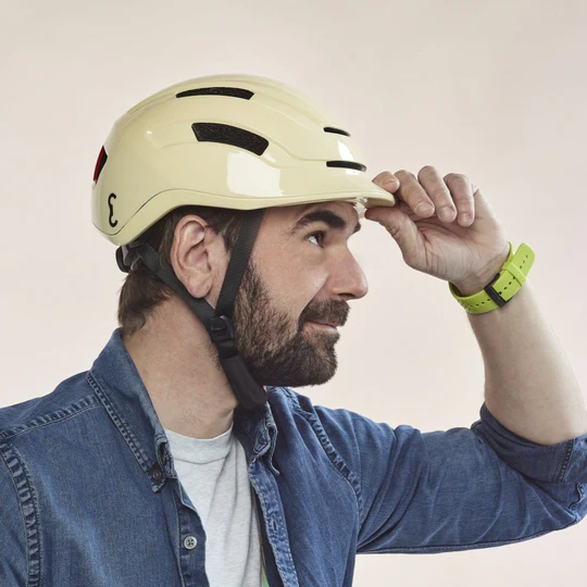 Casque - Vélotaffeur casque Elvish jaune porté par un mannequin insert LED arrière offre une visibilité maximale pour les autres usagers. Pratique et rapide, fermeture et ouverture instantanément de la boucle d'attache grâce à son système aimanté. vue de côté jaune porté par un mannequin
