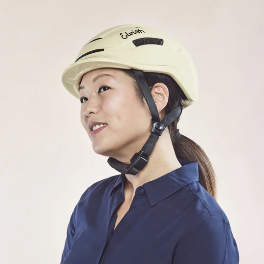 Casque - Vélotaffeur casque Elvish jaune porté par un mannequin insert LED arrière offre une visibilité maximale pour les autres usagers. Pratique et rapide, fermeture et ouverture instantanément de la boucle d'attache grâce à son système aimanté. vue de face côté jaune porté par un mannequin