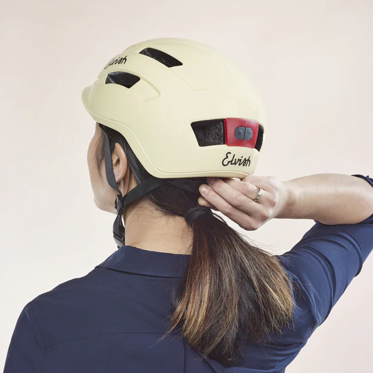 Casque - Vélotaffeur casque Elvish jaune porté par un mannequin insert LED arrière offre une visibilité maximale pour les autres usagers. Pratique et rapide, fermeture et ouverture instantanément de la boucle d'attache grâce à son système aimanté. vue de dos jaune porté par un mannequin